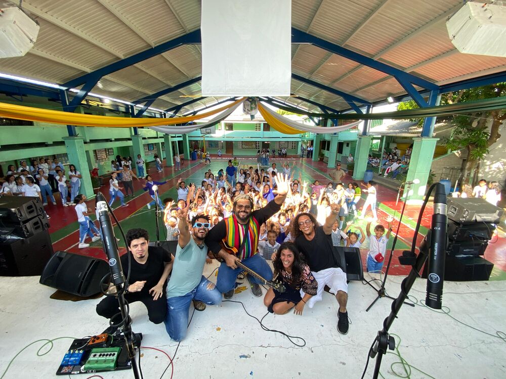 Bandas y estudiantes en una jornada de Rockeducando